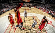 开云体育官网-当绿茵场与硬木地板交汇，皇家社会踏平波兰，萨卡在NBA总决赛接管比赛的跨界狂想