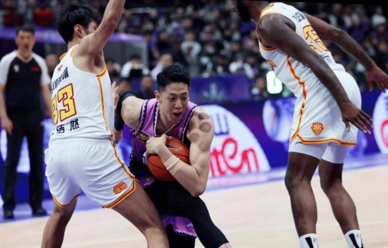 甘肃男篮战胜福建队，士气大振