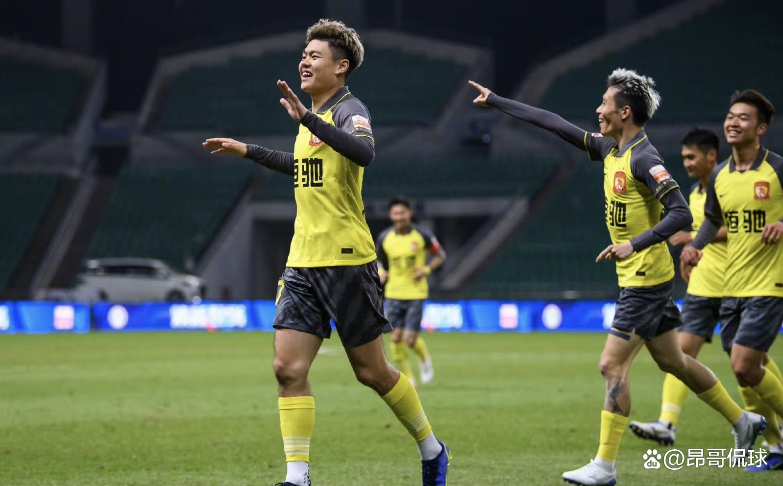 汉诺威96踩着对手高层,引发球迷热议 汉诺威96踩着对手高层,引发球迷热议