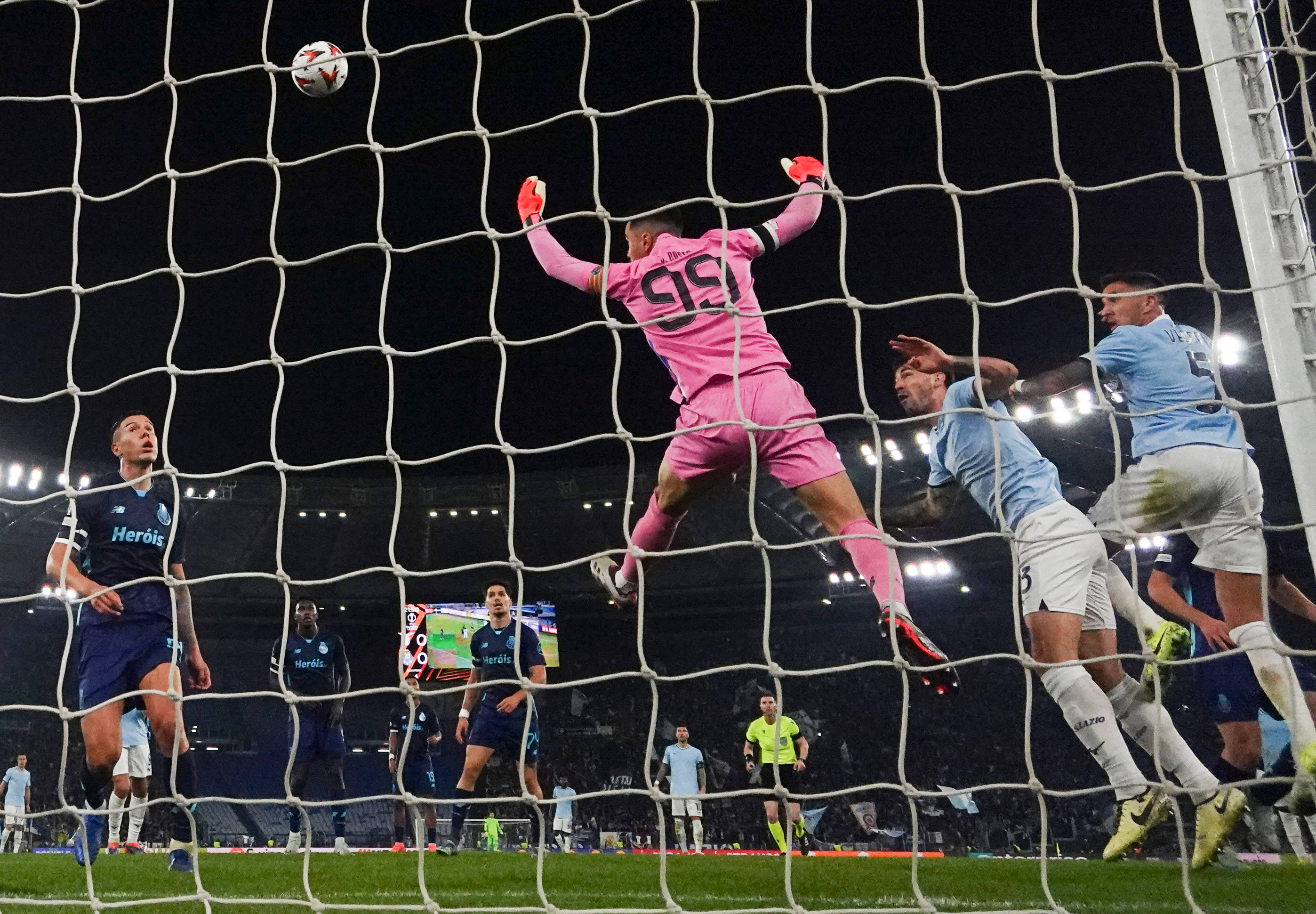 关于欧洲足球比赛中球员个个展现实力的信息