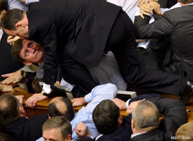 比赛中发生冲突事件,场面陷入混乱的简单介绍 比赛中发生冲突事件,场面陷入混乱的简单介绍