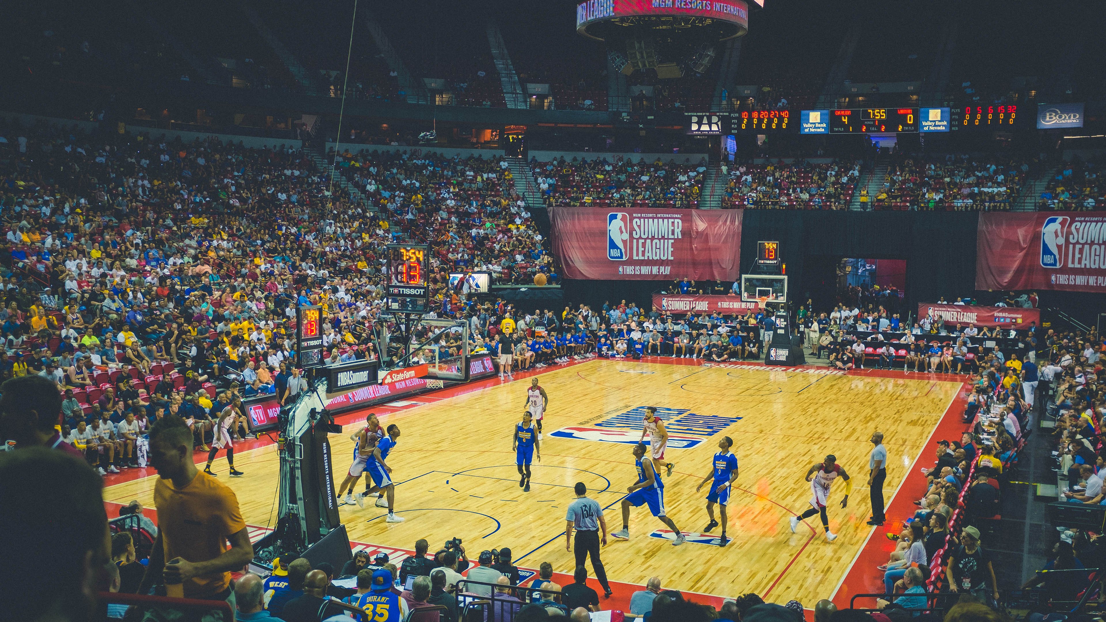 总决赛之夜，萨卡稳定输出不掉线，当篮球与足球的坚韧精神相遇